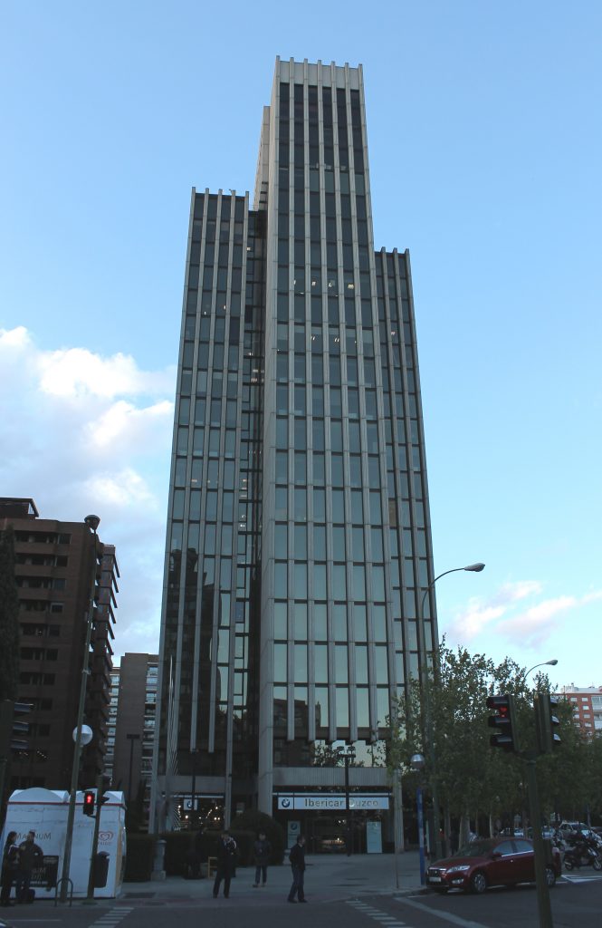 Edifcio Cuzco IV tiene forma de ps4 con 23 plantas y es donde está situado la oficina de ComplianZen.